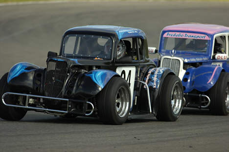 Bilerne i Legend Car Cuppen er blot 5/8-dels størrelse af de bilerne fra forbudstidens USA, der danner forbilledet for deres karrosserier.